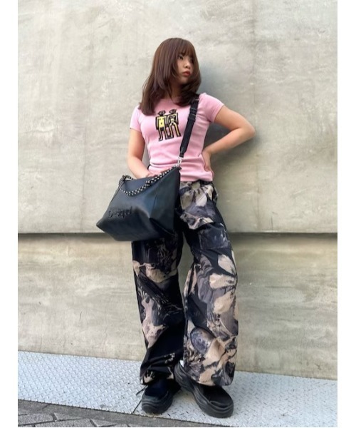 Desigual(デシグアル)の「ロゴチャーム付き エフェクトレザー ラージ ショルダーバッグ(ショルダーバッグ・レディース・ブラック・FREE)」の11枚目の写真