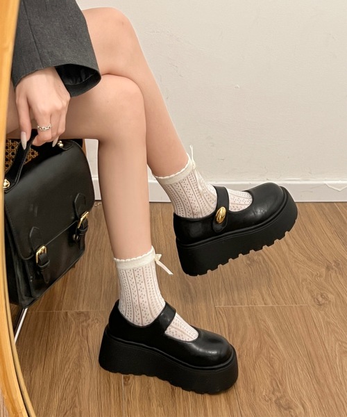 Lace Ladies(レースレディース)の「レザー調 メタル チャーム ストラップ 厚底 シューズ(パンプス・レディース・ブラック・22.5cm/23cm/23.5cm/24cm/24.5cm/25cm)」の3枚目の写真