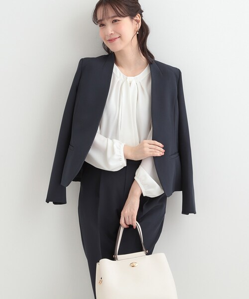 SHOO・LA・RUE（シューラルー）の「【3点スーツセット/洗濯機可】時短で好印象 セットアップ+ブラウス（ノーカラージャケット・レディース・ネイビー/ブラック・02/04/03/01）」の2枚目の写真