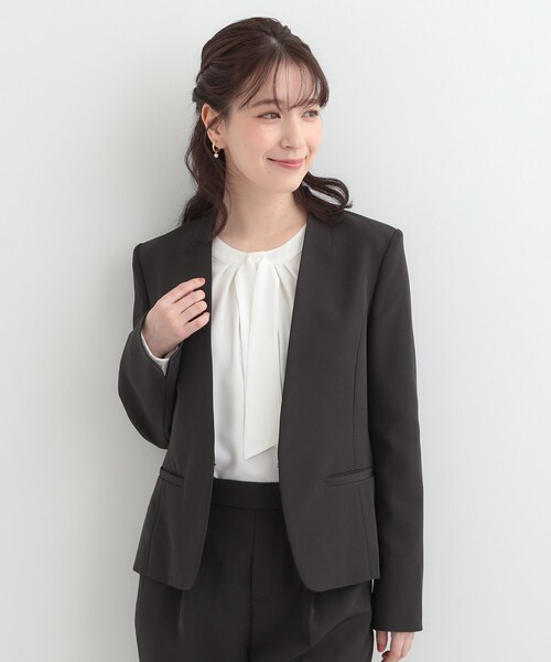 SHOO・LA・RUE（シューラルー）の「【3点スーツセット/洗濯機可】時短で好印象 セットアップ+ブラウス（ノーカラージャケット・レディース・ネイビー/ブラック・02/04/03/01）」の3枚目の写真