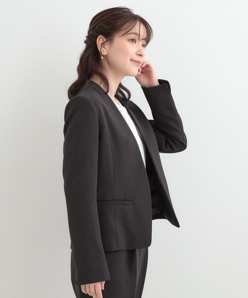 SHOO・LA・RUE（シューラルー）の「【3点スーツセット/洗濯機可】時短で好印象 セットアップ+ブラウス（ノーカラージャケット・レディース・ネイビー/ブラック・02/04/03/01）」の4枚目の写真
