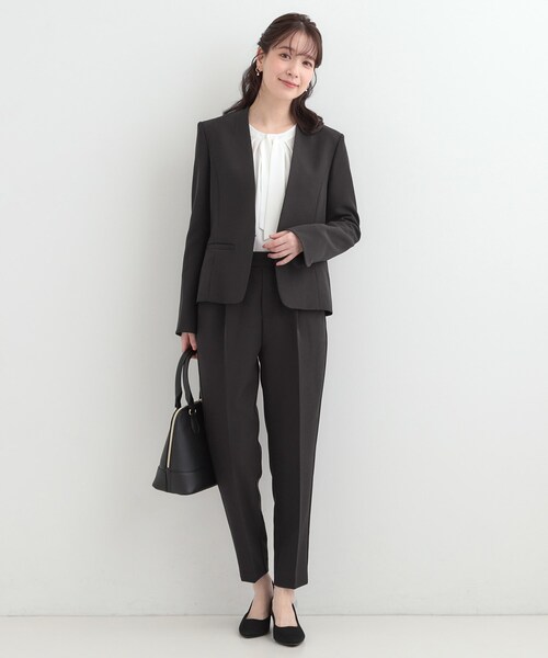 SHOO・LA・RUE（シューラルー）の「【3点スーツセット/洗濯機可】時短で好印象 セットアップ+ブラウス（ノーカラージャケット・レディース・ネイビー/ブラック・02/04/03/01）」の7枚目の写真