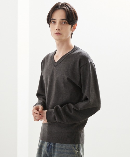 LUENNA（ルエナ）の「【LUENNA】Basic V-Neck Knit / ベーシック Vネックニット（ニット/セーター・メンズ・チャコールグレー/ブルー・L/M/S）」の4枚目の写真