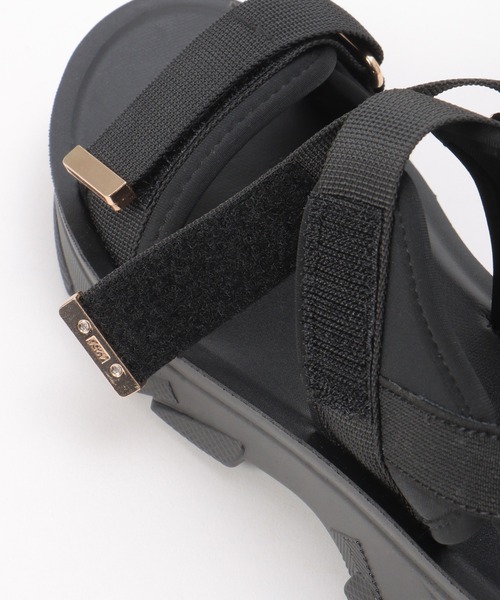 ikka（イッカ）の「ベルクロダブルベルトサンダル（サンダル・レディース・グレイッシュベージュ/ブラック・M/L）」の9枚目の写真