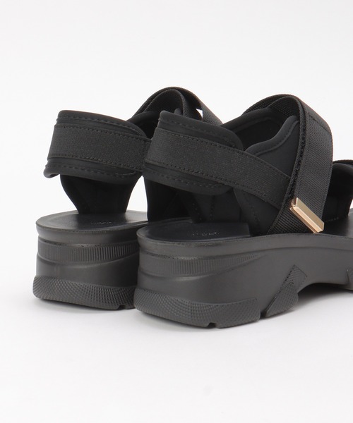 ikka（イッカ）の「ベルクロダブルベルトサンダル（サンダル・レディース・グレイッシュベージュ/ブラック・M/L）」の5枚目の写真