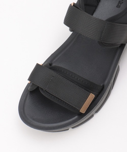 ikka（イッカ）の「ベルクロダブルベルトサンダル（サンダル・レディース・グレイッシュベージュ/ブラック・M/L）」の7枚目の写真