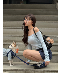 Bb' BENETTON（ビーフラットベネトン）の「オフショルダーTシャツ（スカイブルー）（Tシャツ/カットソー）」