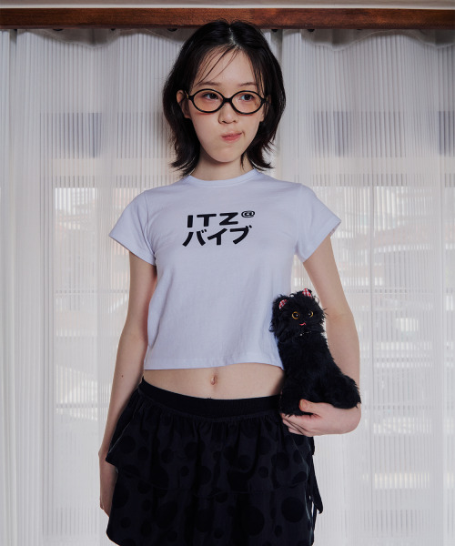 ITZAVIBE(イッザバイブ)の「MIX LOGO CROP T SHIRT - WHITE(Tシャツ/カットソー・レディース・その他・ONE SIZE)」の2枚目の写真