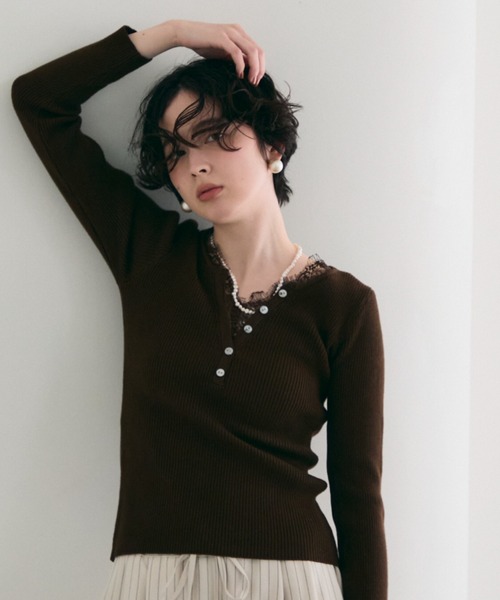 Trish（トリッシュ）の「レースレイヤードヘンリーネックリブニット（ニット/セーター・レディース・ブラウン/ホワイト/ピンク・FREE）」の3枚目の写真