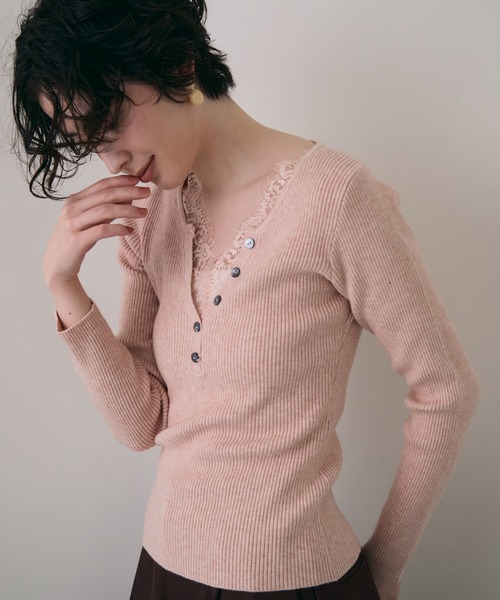 Trish（トリッシュ）の「レースレイヤードヘンリーネックリブニット（ニット/セーター・レディース・ブラウン/ホワイト/ピンク・FREE）」の5枚目の写真