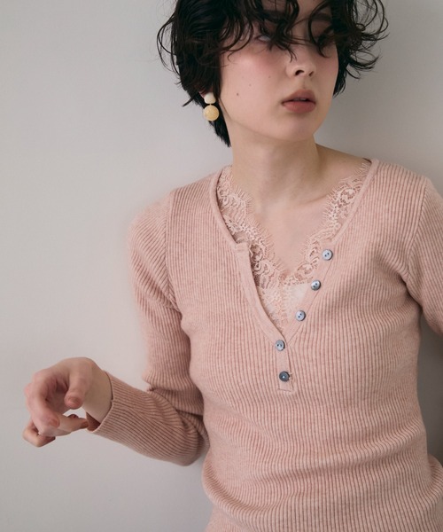 Trish（トリッシュ）の「レースレイヤードヘンリーネックリブニット（ニット/セーター・レディース・ブラウン/ホワイト/ピンク・FREE）」の6枚目の写真