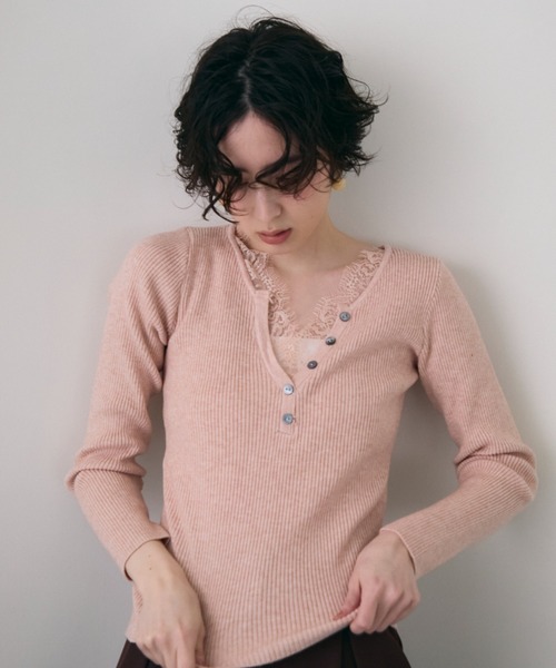 Trish（トリッシュ）の「レースレイヤードヘンリーネックリブニット（ニット/セーター・レディース・ブラウン/ホワイト/ピンク・FREE）」の7枚目の写真