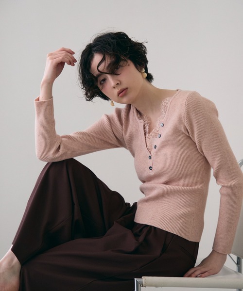 Trish（トリッシュ）の「レースレイヤードヘンリーネックリブニット（ニット/セーター・レディース・ブラウン/ホワイト/ピンク・FREE）」の19枚目の写真