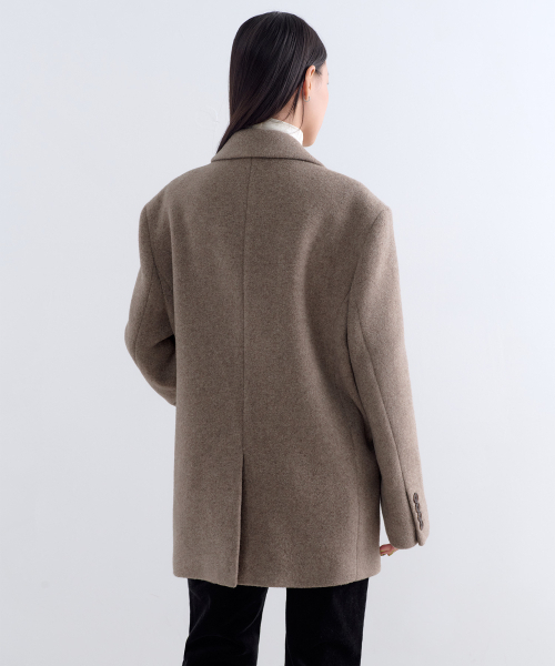 MUSINSA STANDARD WOMAN（ムシンサスタンダードウーマン）の「ウィメンズウールブレンドボリュームメルトンオーバーショルダーブレザーカート [トープ]（チェスターコート・レディース・その他・LARGE/MEDIUM/SMALL/X-SMALL）」の2枚目の写真