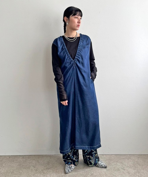 LHELBIE(レルビエ)の「デニムVネックジャンスカ(ジャンパースカート・レディース・インディゴブルー/ブラック/ブルー・M)」の9枚目の写真