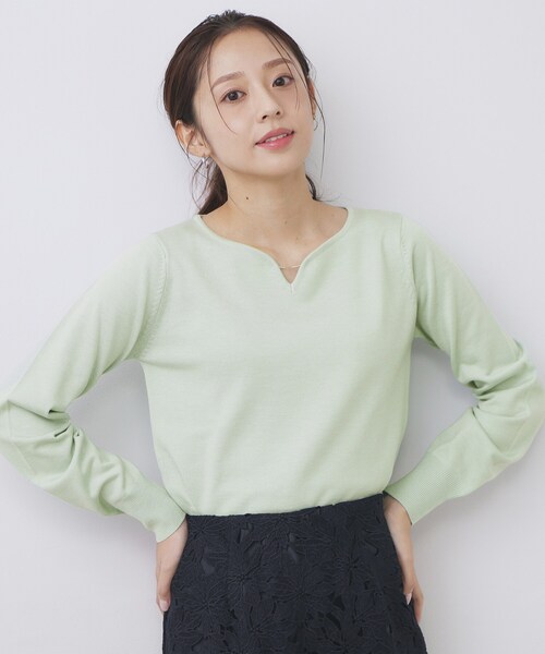 index(インデックス)の「ゴールドパーツ付きハートネックニット【洗濯機OK】(ニット/セーター・レディース・ピンク/グリーン系/ベージュ系その他7/ネイビー/オフホワイト・38/36/42/40)」の4枚目の写真