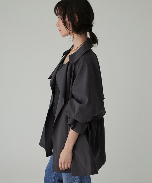 BABYLONE（バビロン）の「【多機能素材】タイプライターショートトレンチ（トレンチコート・レディース・チャコール/ライトベージュ・フリー）」の4枚目の写真