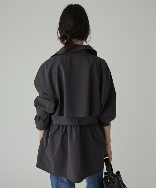BABYLONE（バビロン）の「【多機能素材】タイプライターショートトレンチ（トレンチコート・レディース・チャコール/ライトベージュ・フリー）」の6枚目の写真