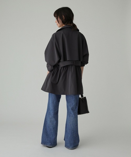 BABYLONE（バビロン）の「【多機能素材】タイプライターショートトレンチ（トレンチコート・レディース・チャコール/ライトベージュ・フリー）」の10枚目の写真