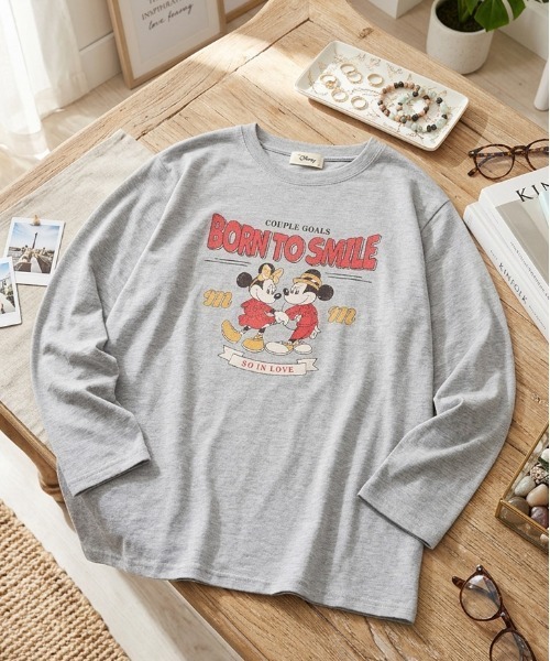 Disney(ディズニー)の「【DISNEY/ディズニー】ミッキー&ミニープリントロングスリーブTシャツ(Mickey Mouse/Minnie Mouse)(Tシャツ/カットソー・レディース・オートミール/カーキ/杢グレー/ベージュ・LARGE/MEDIUM)」の2枚目の写真