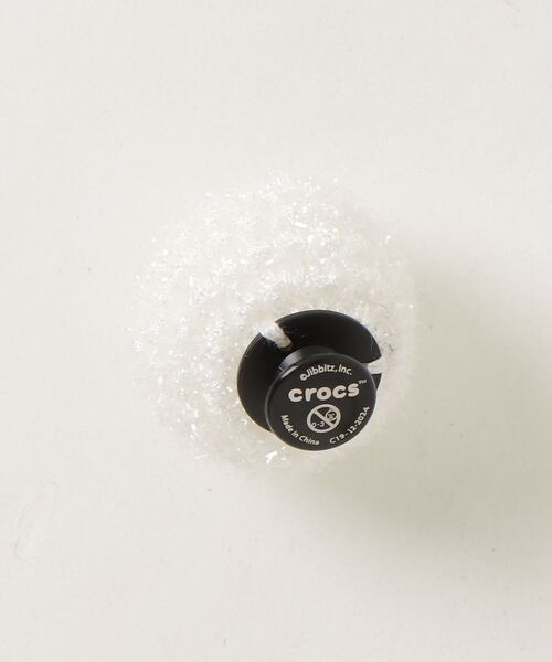 crocs(クロックス)の「crocs White Metallic Puff Ball / クロックス ホワイト メタリック パフ ボール(シューズアクセサリー・レディース・マルチ・FREE)」の2枚目の写真