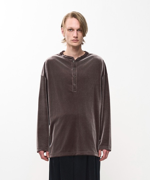 Juha（ユハ）の「LUSH VELOUR HENLEY L/S（Tシャツ/カットソー・メンズ・ブラウン/ブラック・4/3）」の2枚目の写真