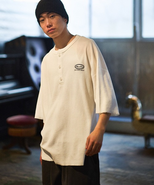 niko and...（ニコアンド）の「ワンポイントワッフルヘンリーTシャツ（Tシャツ/カットソー・メンズ・ブラック/オフホワイト/ブルー/ブラウン・LARGE/MEDIUM）」の2枚目の写真
