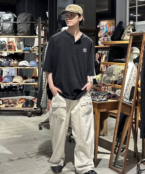niko and...(ニコアンド)の「ワンポイントワッフルヘンリーTシャツ(Tシャツ/カットソー・メンズ・ブラック/オフホワイト/ブルー/ブラウン・LARGE/MEDIUM)」の9枚目の写真