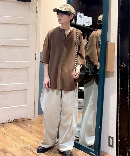 niko and...(ニコアンド)の「ワンポイントワッフルヘンリーTシャツ(Tシャツ/カットソー・メンズ・ブラック/オフホワイト/ブルー/ブラウン・LARGE/MEDIUM)」の15枚目の写真