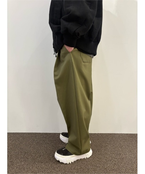 onegravity(ワングラビティ)の「onegravity / ボリュームプリーツ ワイドパンツ(その他パンツ・メンズ・オリーブ/ブラック・MEDIUM/SMALL/LARGE)」の11枚目の写真