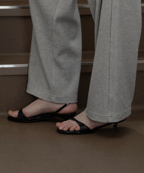 lawgy(ラウジー)の「slim strap low heel sandal / スリムストラップローヒールサンダル(サンダル・レディース・ブラウン/ブラック・LARGE/MEDIUM/SMALL)」の5枚目の写真