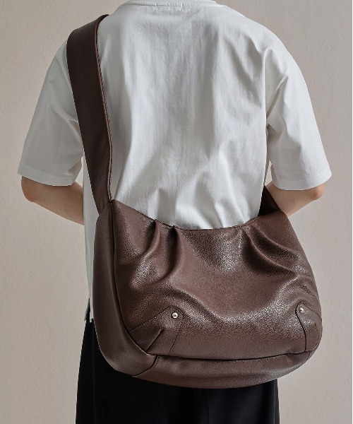 epnok（エプノック）の「【A4/PC収納可】多機能ビッグショルダーバッグ（ショルダーバッグ・メンズ・ブラウン/ブラック・ONE SIZE）」の2枚目の写真