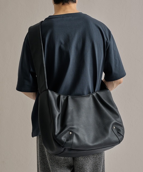 epnok（エプノック）の「【A4/PC収納可】多機能ビッグショルダーバッグ（ショルダーバッグ・メンズ・ブラウン/ブラック・ONE SIZE）」の3枚目の写真