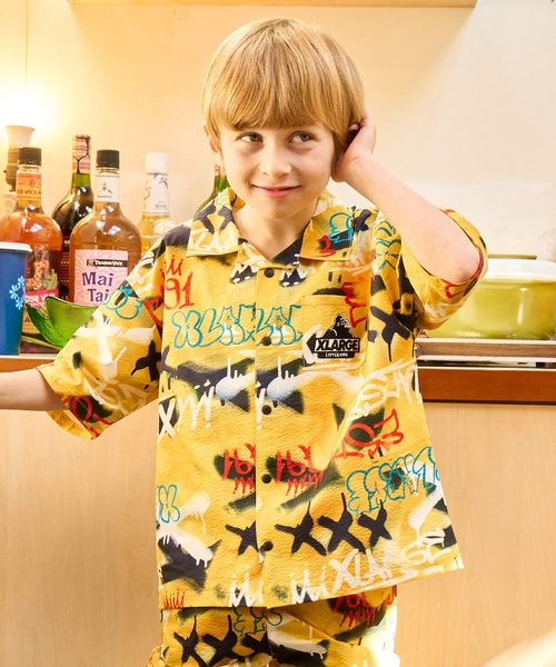 XLARGE KIDS（エクストララージキッズ）の「スプレーアート総柄半袖シャツ（シャツ/ブラウス・キッズ・グレー/イエロー・90cm/140cm/130cm）」の2枚目の写真