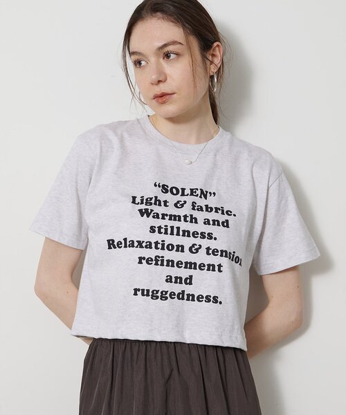 Whim Gazette（ウィムガゼット）の「レタリングTシャツ（Tシャツ/カットソー・レディース・ライトグレー/オフホワイト・FREE）」の2枚目の写真