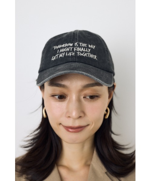AZUL by moussy（アズールバイマウジー）の「ウォッシュ加工フロントメッセージキャップ（キャップ・レディース・ベージュ/ブラウン/ブルー/ブラック・FREE）」の6枚目の写真