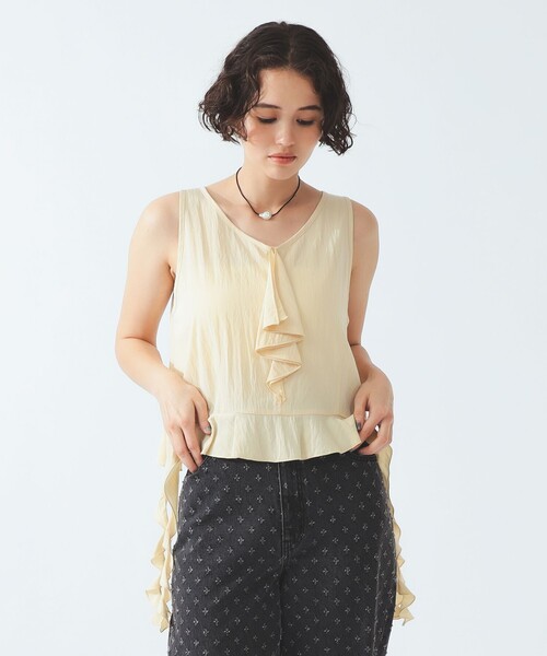 Ray BEAMS(レイビームス)の「【8/6 再値下げ】ラッフル Vネック ノースリーブ ブラウス(シャツ/ブラウス・レディース・クリーム/ブラック・ONE SIZE)」の2枚目の写真