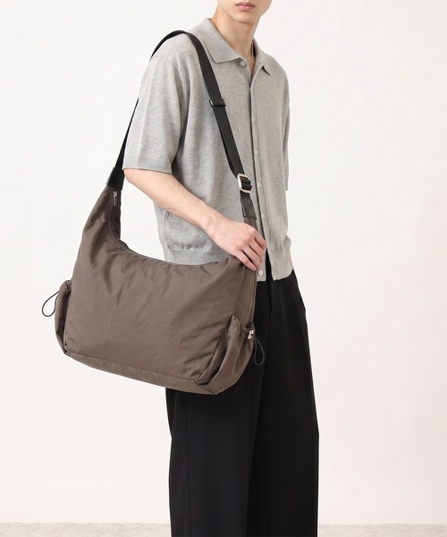 style code(スタイルコード)の「ZOZO限定【STYLE CODE/スタイルコード】撥水ナイロン ワンショルダーバッグ 大容量サイズA4 ユニセックス(ショルダーバッグ・レディース・ブラック/グレイッシュベージュ・FREE)」の6枚目の写真