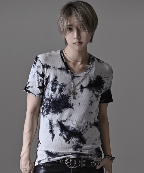 RUDOL(ルドル)の「『RUDOL/ルドル』ローズクロスネックレス付きタイダイ染めテレコUネックTシャツ(Tシャツ/カットソー・メンズ・ブラック/ホワイト・L/M)」の2枚目の写真