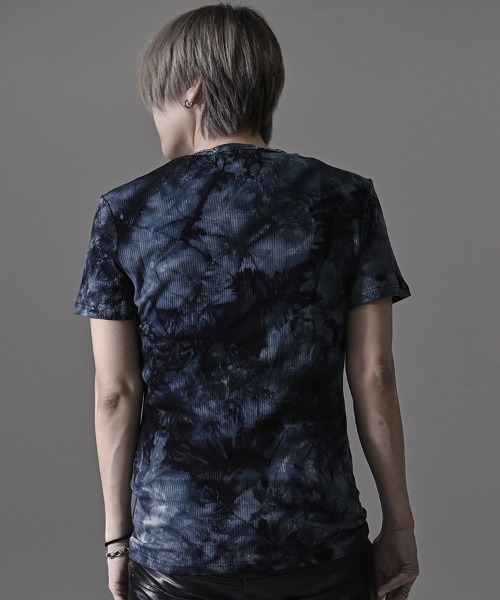 RUDOL(ルドル)の「『RUDOL/ルドル』ローズクロスネックレス付きタイダイ染めテレコUネックTシャツ(Tシャツ/カットソー・メンズ・ブラック/ホワイト・L/M)」の4枚目の写真