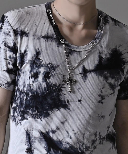 RUDOL(ルドル)の「『RUDOL/ルドル』ローズクロスネックレス付きタイダイ染めテレコUネックTシャツ(Tシャツ/カットソー・メンズ・ブラック/ホワイト・L/M)」の9枚目の写真