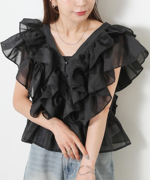 Riberry(リベリー)の「Vネックシアーフリルノースリーブブラウス(シャツ/ブラウス・レディース・オフホワイト/ブラック/ブラウン/ブルー・FREE)」の2枚目の写真
