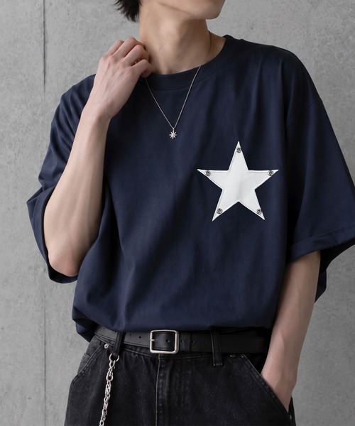 SlashDate(スラッシュデイト)の「【82】スター ワッペン スタッズ クルーネックTシャツ/Y2K/ユニセックス/レディース/メンズ(Tシャツ/カットソー・レディース・ネイビー/ホワイト/ブラック・L/M)」の1枚目の写真