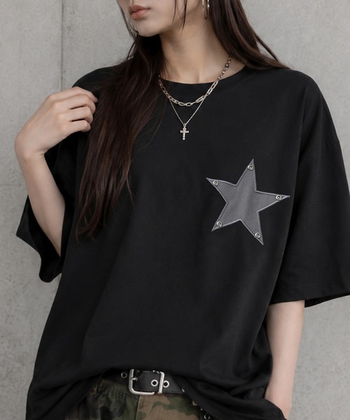 SlashDate(スラッシュデイト)の「【82】スター ワッペン スタッズ クルーネックTシャツ/Y2K/ユニセックス/レディース/メンズ(Tシャツ/カットソー・レディース・ネイビー/ホワイト/ブラック・L/M)」の3枚目の写真