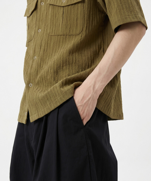 UNDEROFF（アンダーオフ）の「リンクルクロップポケット半袖シャツカーキ（シャツ/ブラウス・メンズ・カーキ・LARGE/X-LARGE/MEDIUM）」の2枚目の写真