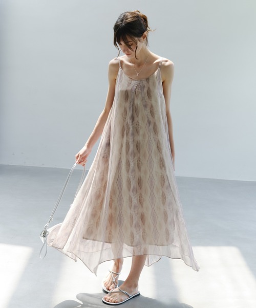 tageechita（タジチタ）の「【tageechita】ニュアンスアートプリントキャミワンピース（ワンピース・レディース・ライトベージュ・M/S/L）」の3枚目の写真