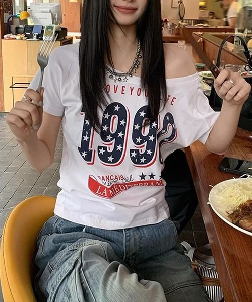 MEMECLE(メメクル)の「【 MEMECLE / メメクル 】Y2KナンバリングワンショルTシャツ(Tシャツ/カットソー・レディース・ホワイト・FREE)」の2枚目の写真
