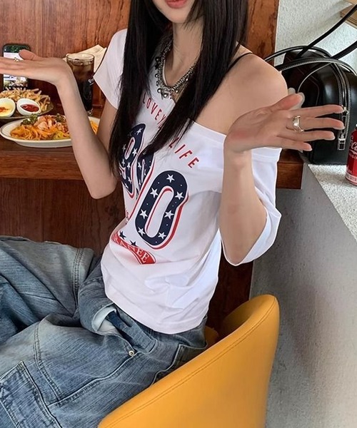 MEMECLE(メメクル)の「【 MEMECLE / メメクル 】Y2KナンバリングワンショルTシャツ(Tシャツ/カットソー・レディース・ホワイト・FREE)」の3枚目の写真