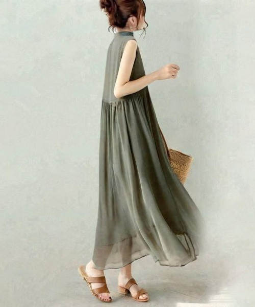 CHUL(チュル)の「ノースリーブギャザーワンピース(その他トップス・レディース・ブラック/カーキ/ブルー・MEDIUM/LARGE)」の4枚目の写真