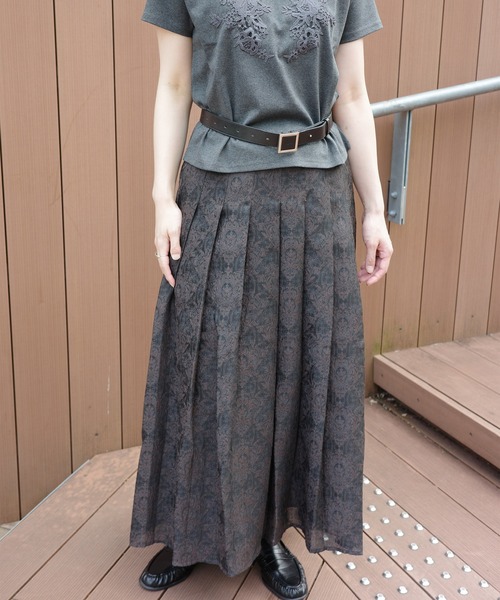 Ameri（アメリ）の「SHEER DAMASK JACQUARD PLEATED SKIRT（スカート・レディース・ダークブラウン/アイボリー・SMALL/MEDIUM）」の15枚目の写真